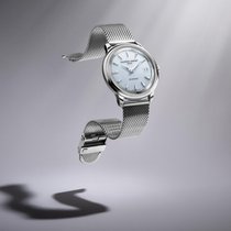 Das Zifferblatt der Uhr ist durchlässig und nimmt Licht durch die gesamte Oberfläche auf.