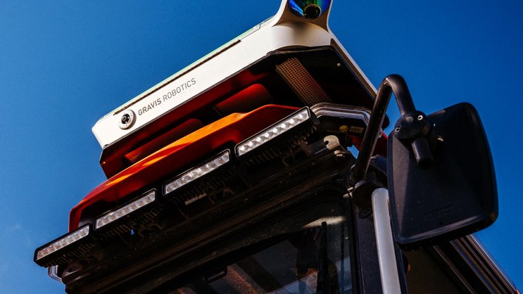 Gravis Robotics verwandelt Baumaschinen mit Nachrüstsets aus Sensoren, Kameras und KI-Software in autonome, ferngesteuerte Robotersysteme.