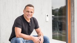 Gus Wüstemann, Architekt und ETH-Absolvent, revolutioniert mit radikal klaren Designs leistbares Wohnen.