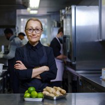 Tanja Grandits (53) führt in Basel das Restaurant Stucki (zwei «Michelin»-Sterne). Ihr Markenzeichen sind farbenfrohe Gerichte mit Kräutern und Blumen aus eigenem Garten.