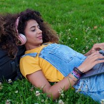 Die Generation Z (1995-2010) ist oft mit dem Vorurteil konfrontiert, weniger arbeiten zu wollen als andere Generationen.