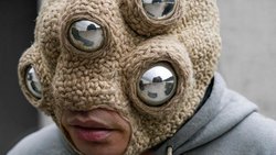 Esther Hunziker, «My Wearable Pets N°18», Fotoserie, 2023/2024.
