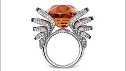 Schmuckes aus der neuen Cartier-Kollektion: Ring mit braunem Turmalin von 33,42 Karat und Brillanten.