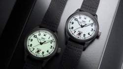Die IWC-Fliegeruhr Automatic 41 Black Aces mit weissem Zifferblatt und in voller Leuchtkraft.