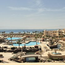 Das Hotel liegt auf einer Halbinsel in der Gemeinde Safaga am Roten Meer in Ägypten