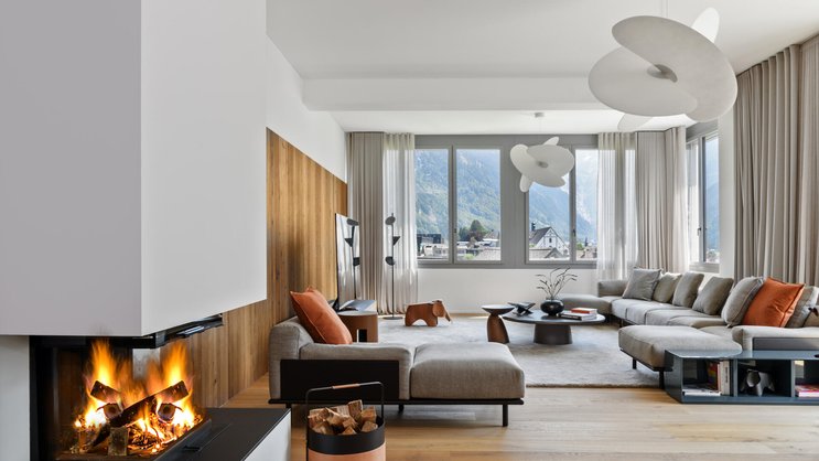 Carina Kümmeke von Upscale Interiors realisierte eine hochwertige Wohnung im Artsy-Glam-Stil, in der zahlreiche ikonische Designmöbel stilvoll zum Einsatz kommen.