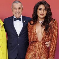 Bulgari-CEO Jean-Christophe Babin lässt Botschafterinnen für die Marke sprechen. Hier mit den Ambassadorinnen Anne Hathaway (l.) und Priyanka Chopra Jonas.