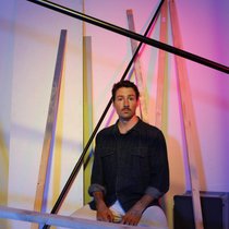 Peter Hauser in seinem Atelier, Selbstporträt.