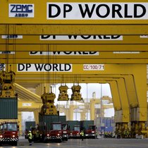 Der Hafen Jebel Ali unweit von Dubai bekommt Konkurrenz: An der Ostküste der Vereinigten Arabischen Emirate soll ein neuer Hafen entstehen, um die gefährliche Strasse von Hormus zu umgehen.