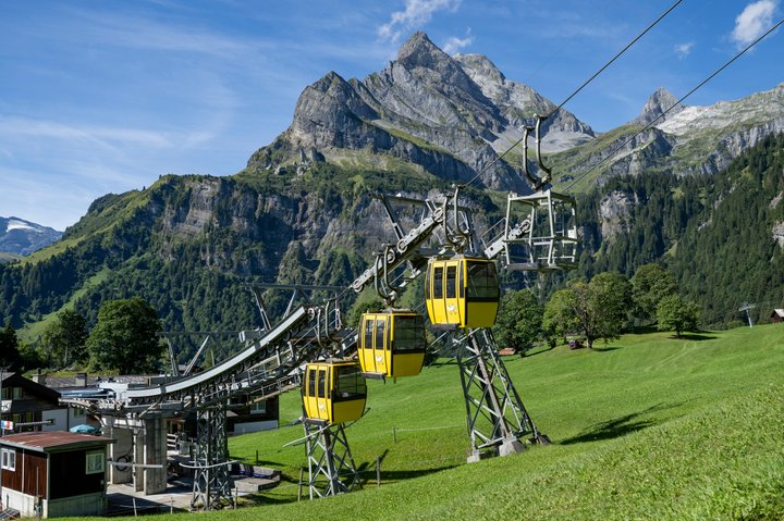 Die Umlaufbahn 2 bei der Zwischenstation Huettenberg der Sportbahnen Braunwald AG, anlaesslich einer Generalversammlung der Sportbahnen Braunwald am Mittwoch, 26. August 2026 im Bergrestaurant Grotzenbueel. (KEYSTONE/Urs Flueeler)