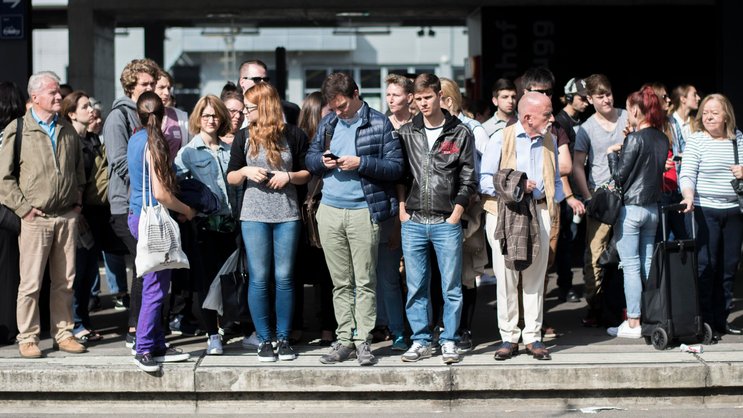 Menschen warten am Zuggleis: Der Hype um das Wort «Dichtestress» vor Volksabstimmungen startet 2014