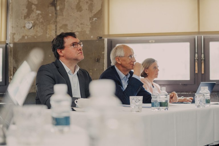 Das TKB-Team präsentiert eine Topflösung vor der Jury. Andreas Ritter (l.) ist Vorstand des Instituts für Vermögensaufbau.