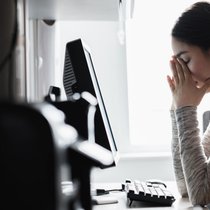 Wer in den letzten Jahren Wirtschaft, IT, Marketing oder Finanzen studiert hat, hat jetzt ein Problem: KI lässt viele Einstiegspositionen verschwinden.