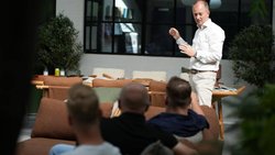 Brian Djernes ist Eigentümer und CEO von Cane-line, Ursprünglich lag der Fokus auf Outdoor-Möbeln, inzwischen produziert das Unternehmen auch Sitzmöbel für den Innenbereich und richtet ganze Büros, Kreuzfahrtschiffe, Restaurants und Hotels ein.