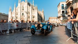 Das ist die Mille Miglia: Autos mit Jahrgang 1927 bis 1957 fahren durch Italiens Städte und Landschaften. Hier zeigen sie sich als Parade mitten in Mailand.