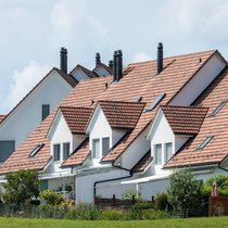 Ein- und Mehrfamilienhäuser in Bachenbülach ZH: Die Wohneigentumsquote steigt im Alter zunehmend.