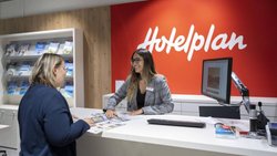Kundin in einem Hotelplan-Reisebüro: Dank der Online-Konkurrenz spielt der Wettbewerb, auch wenn nun Hotelplan zum deutschen Dertour-Konzern gehört.