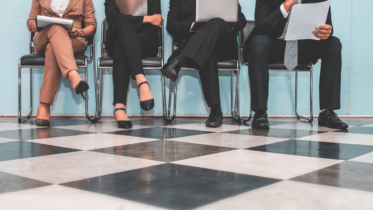 Bewerberinnen und Bewerber: Präsentieren vor Ort ist Stress pur – und heute immer normaler.