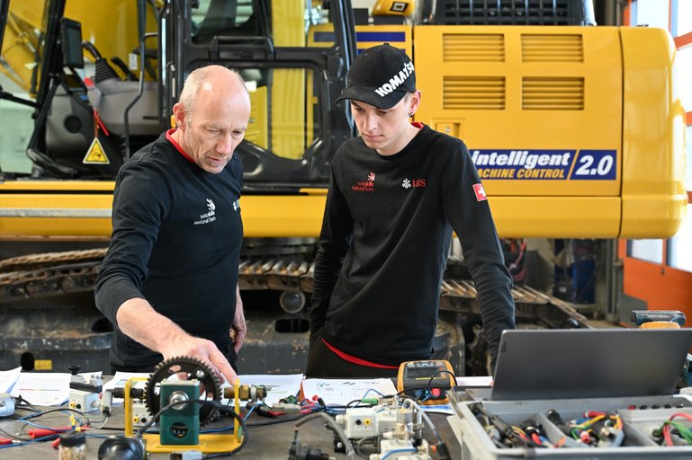 Berufsbildner Martin Schär mit Baumaschinenmechaniker Sandro Amrhein.