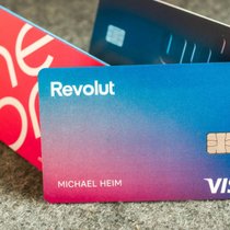 Hängt Revolut die Schweizer Digitalkonkurrenz ab? Karten von Neon, Yuh und Revolut.