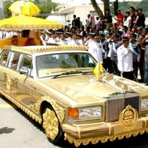 Zur Sammlung gehören unter anderem viele exklusive Rolls-Royce-Modelle, wie etwa diese speziell für den Sultan von Brunei gefertigte Limousine in Gold.