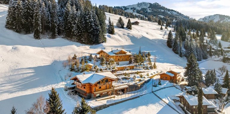 Die drei Chalets sind auch im winterlichen Oberland ein imposantes Ensemble.