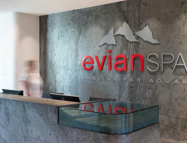 ... und ein Spa der Marke Evian.