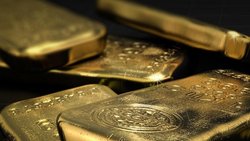 Goldbarren liegen übereinander.