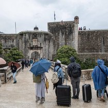 Neben Selfie-Sticks und Airbnb-Schlüsselkästen gilt der Rollkoffer als Teil des unheilsamen Touristik-Trios.