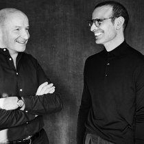 Der finnische Uhrmacher Kari Voutilainen (l.) und Alex Rosenfield, Besitzer von Urban Jürgensen.
