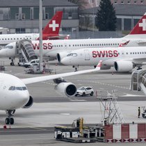Flieger der Swiss in Zürich: Die Geschäftsleitung der Swiss-Mutter Lufthansa kürzt das Budget für Weiterbildungen, Dienstreisen und Beraterverträge.
