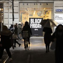 Jährlich lockt der Black Friday: Die Rabattschlacht triggert das Konsumentenhirn in vielfacher Weise – was aber nicht heisst, dass es unmöglich ist, eine Overshopping-Resilienz zu entwickeln.