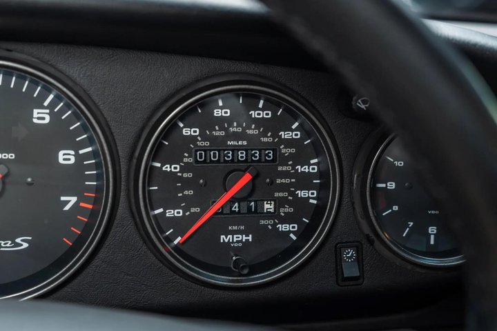 Trotz seines Alters hat der Wagen erst gut 3800 Meilen (rund 6100 Kilometer) auf dem Tacho.