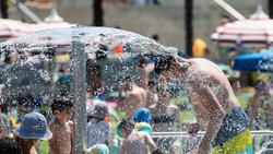 Bei der aktuellen Hitzewelle hilft oft nur noch eine Abkühlung. Die hohen Temperaturen spüren aber nicht nur die Menschen, sondern auch die Wirtschaft.