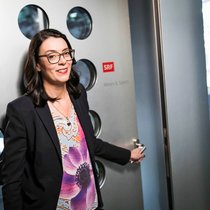 Zwischen Sparprogrammen, digitaler Transformation und politischen Vorgaben: Seit rund einem Jahr lenkt Nathalie Wappler die Geschicke des Schweizer Radios und Fernsehens.