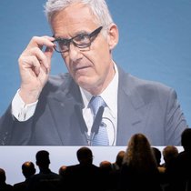 In der Pflicht: Vor einem Jahr gab es heftige Kritik an der Boni-Politik der Bank. Nun droht das Thema Präsident Urs Rohner erneut einzuholen.