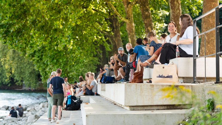 Die Limmatpromenade ist ein beliebter Treffpunkt direkt am Wasser.
