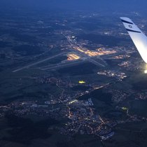 Blick aus dem Flugzeug auf den Flughafen Zürich: Ein Ausbau im Siedlungsgebiet ist schwer machbar.