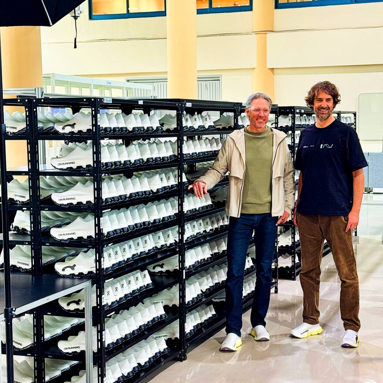 On-Mitgründer Olivier Bernhard (links) und Caspar Copetti in der neuen Lightspray-Fabrik in Südkorea.