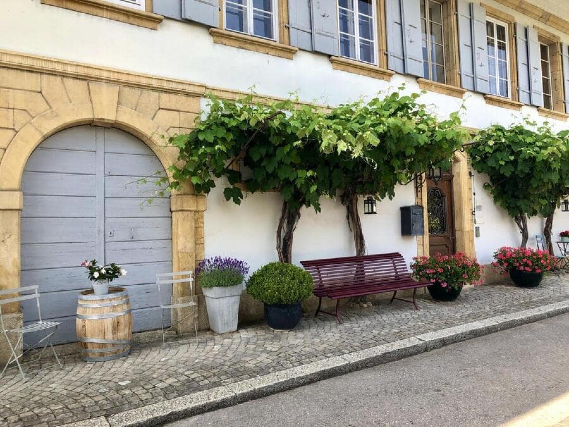 Lauschige Winzerdörfer wie Môtier laden zum Bummeln ein – und zum Degustieren…