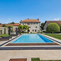 Das Schloss mit Pool bei Genf ist für 12,5 Millionen Franken erhältlich.