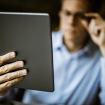 Die KI markiert auffällige Transaktionen, doch erst die kritische Hinterfragung durch den Prüfer liefert das verlässliche Ergebnis.