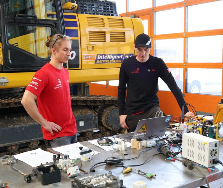 Beim Training in der Werkstatt wurde Sandro Amrhein vom amtierenden Weltmeister Cedric Lang (links) unterstützt. Er hat an den WorldSkills 2024 in Lyon Gold geholt.
