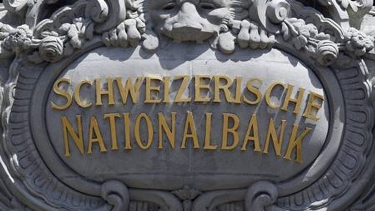 Die Nationalbank weitet ihre Massnahmen gegen den starken Franken aus. (Bild: Keystone)