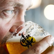 Mit der Nase im Glas schmeckt's gleich viel besser (wenn das Bier gut ist): Jerome Rebetez, Brauer der Brasserie des Franches Montagnes (BFM).