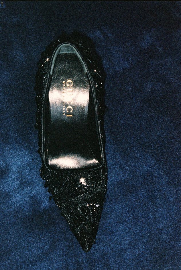 Von Gucci: Pumps mit Paillettenstickerei.