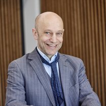 Daniel Bloch leitet Chocolats Camille Bloch in dritter Generation. Der 62-jährige Jurist ist seit vielen Jahren CEO und Präsident des Familienunternehmens aus dem Berner Jura.