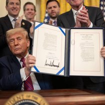 US-Präsident Donald Trump im Juli bei der Unterzeichung des Genius Act.