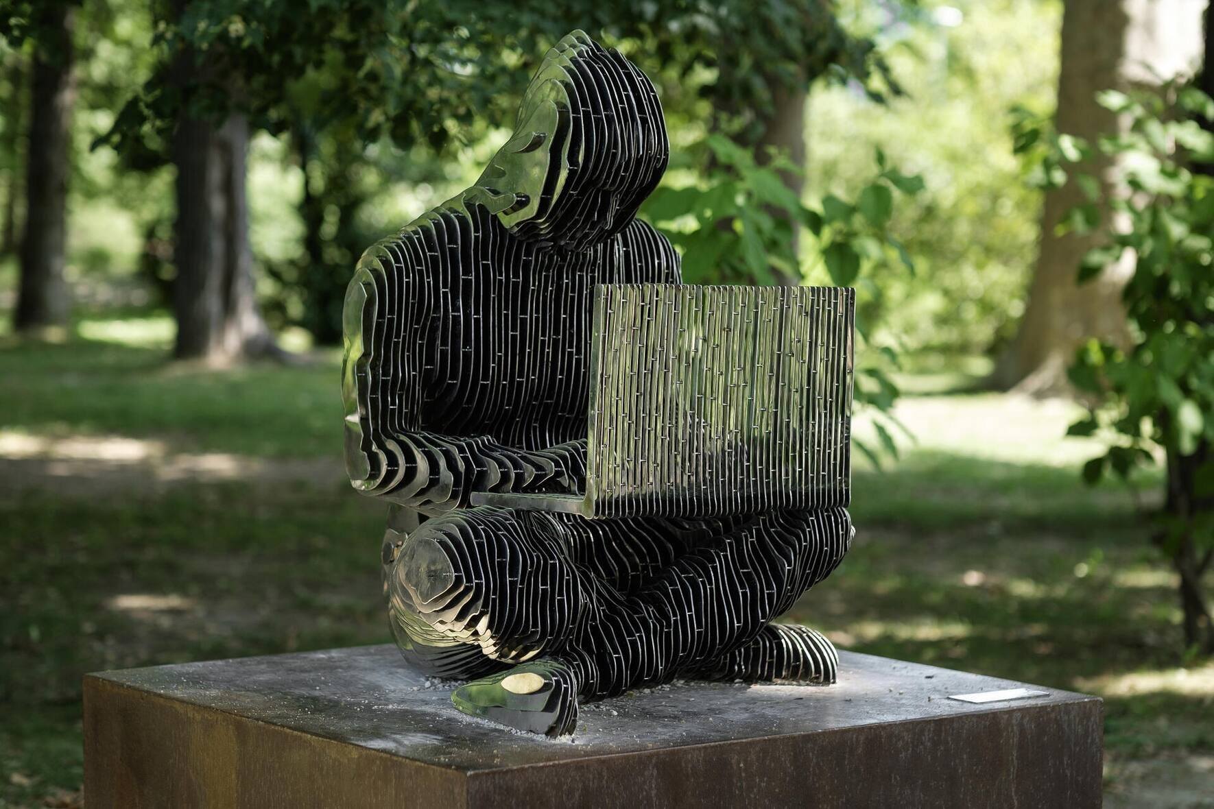 Statue zu Ehren von Bitcon-Gründer Satoshi Nakamoto in Lugano. Gespendet von Tether, geschaffen von Devasinis Partnerin.