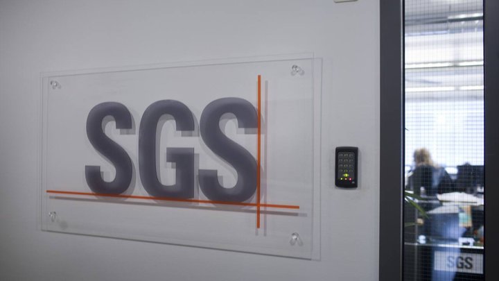 Das Logo des Warenpruefkonzerns SGS, aufgenommen am 16. April 2010 in der Firmenniederlassung in Zuerich. (KEYSTONE/Gaetan Bally)